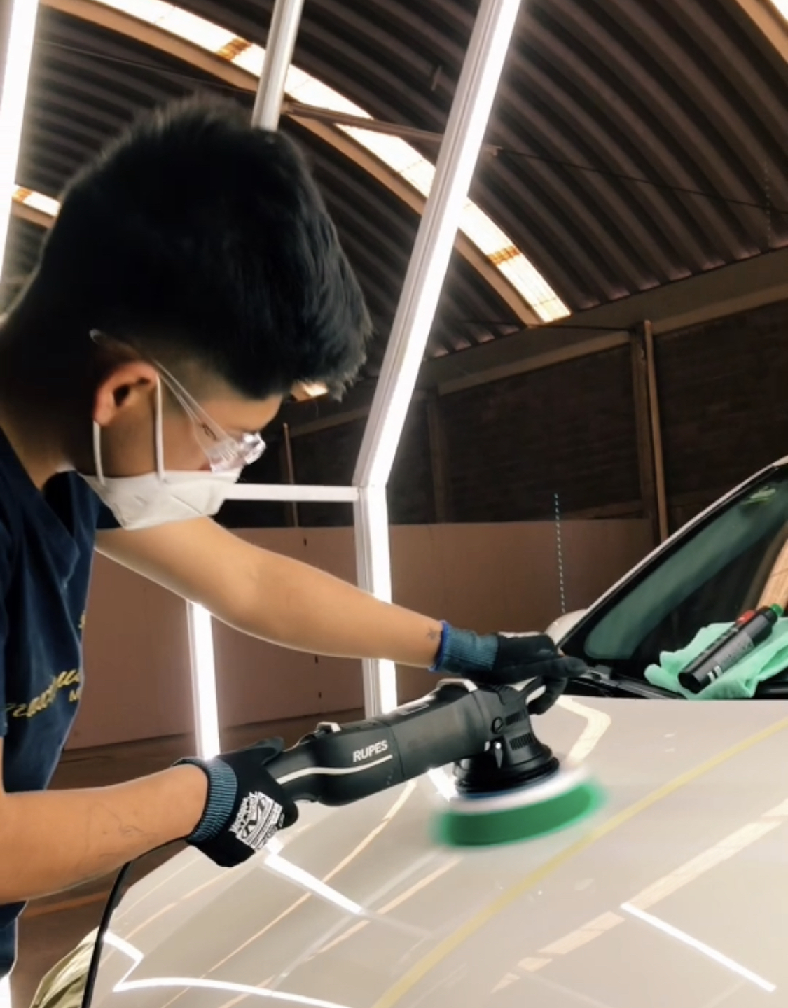 refinado de pintura, compuesto corte medio y PAD medio. 