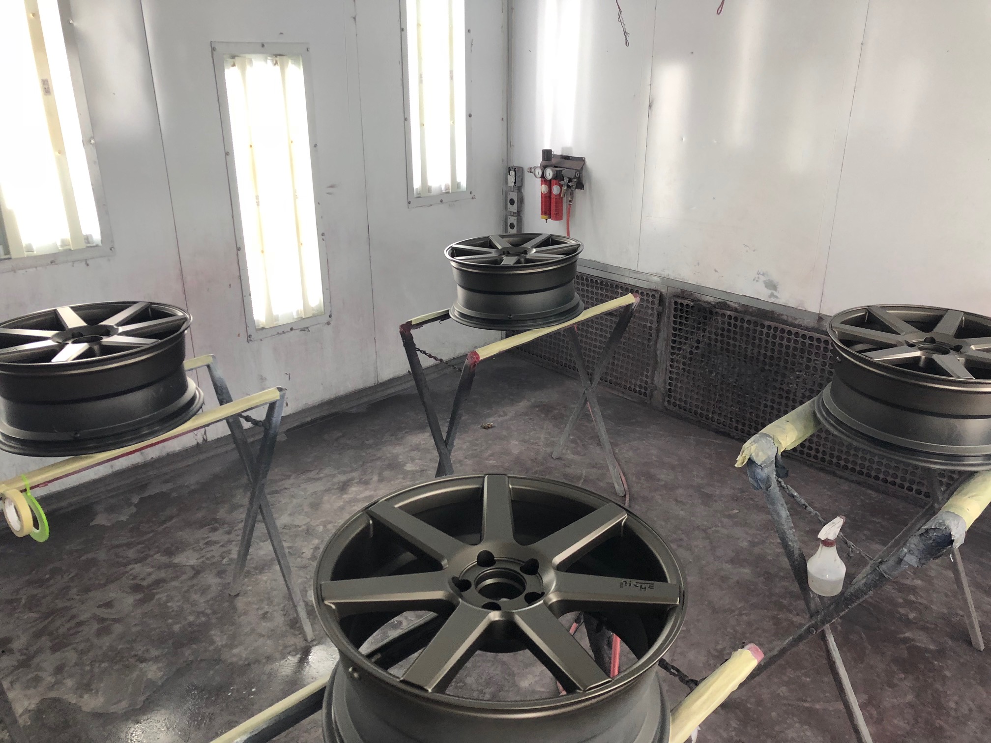 rines repintado en cabina de pintura acabado mate